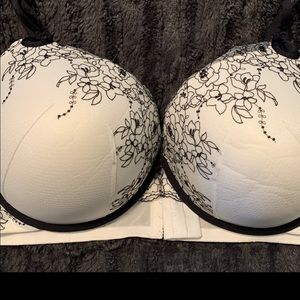Torrid white w/black detail bra 48DDD